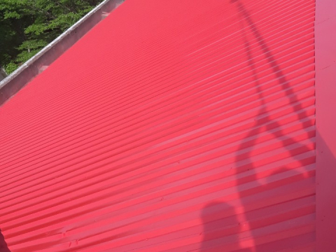 Thi công gia cường mái tôn bằng hệ sơn chống UV (polyurethane)