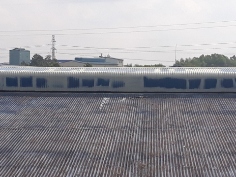 Thi công gia cường mái tôn bằng hệ sơn chống UV (polyurethane)