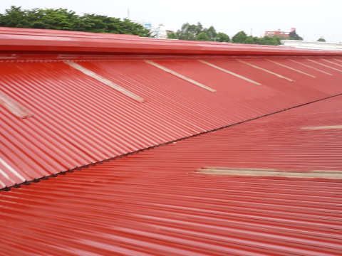 Thi công gia cường mái tôn bằng hệ sơn chống UV (polyurethane)